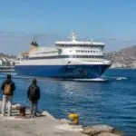 Symbolisches Bild einer griechischen Passagierfähre beim Einlaufen in einen Hafen auf den Kykladen