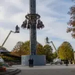 Συμβολική εικόνα ψηλού παιχνιδιού θεματικού πάρκου με δύο ανυψωτικές πλατφόρμες σε φθινοπωρινό περιβάλλον