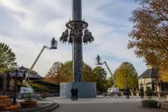 Συμβολική εικόνα ψηλού παιχνιδιού θεματικού πάρκου με δύο ανυψωτικές πλατφόρμες σε φθινοπωρινό περιβάλλον