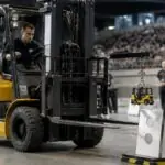 Συμβολική εικόνα οδηγού κλαρκ σε δοκιμασία ακρίβειας μέσα σε κλειστό αγωνιστικό χώρο