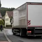 Συμβολική εικόνα φορτηγού που πραγματοποιεί ελιγμό σε δρόμο μικρής γερμανικής πόλης