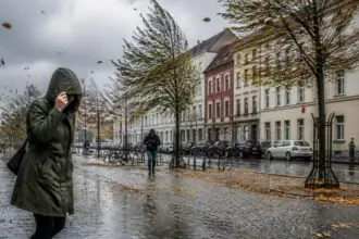 Δυνατός άνεμος και βροχή σε γερμανικό δρόμο, συμβολική εικόνα για τις πρώτες φθινοπωρινές θύελλες