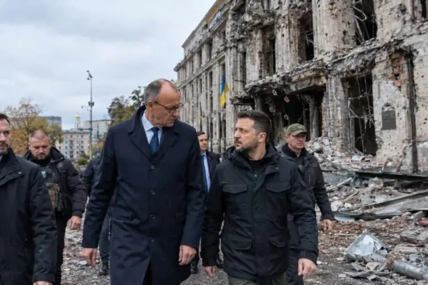 Ο Γερμανός καγκελάριος Φρίντριχ Μερτς σε επίσημη επίσκεψη στο Κίεβο για την υπογραφή συμφωνιών στρατιωτικής βοήθειας