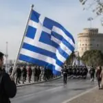 Griechische Flagge bei einer symbolischen Gedenkszene zum Ochi-Tag in Thessaloniki