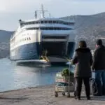 Symbolbild einer Passagierfähre beim Einlaufen in einen Hafen auf einer griechischen Insel