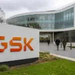 Πινακίδα GSK έξω από σύγχρονες κτιριακές εγκαταστάσεις φαρμακευτικής εταιρείας στο Βέλγιο.