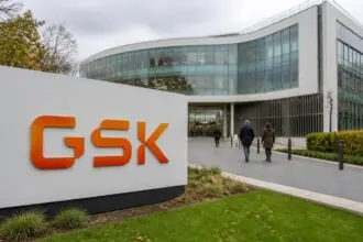 Πινακίδα GSK έξω από σύγχρονες κτιριακές εγκαταστάσεις φαρμακευτικής εταιρείας στο Βέλγιο.