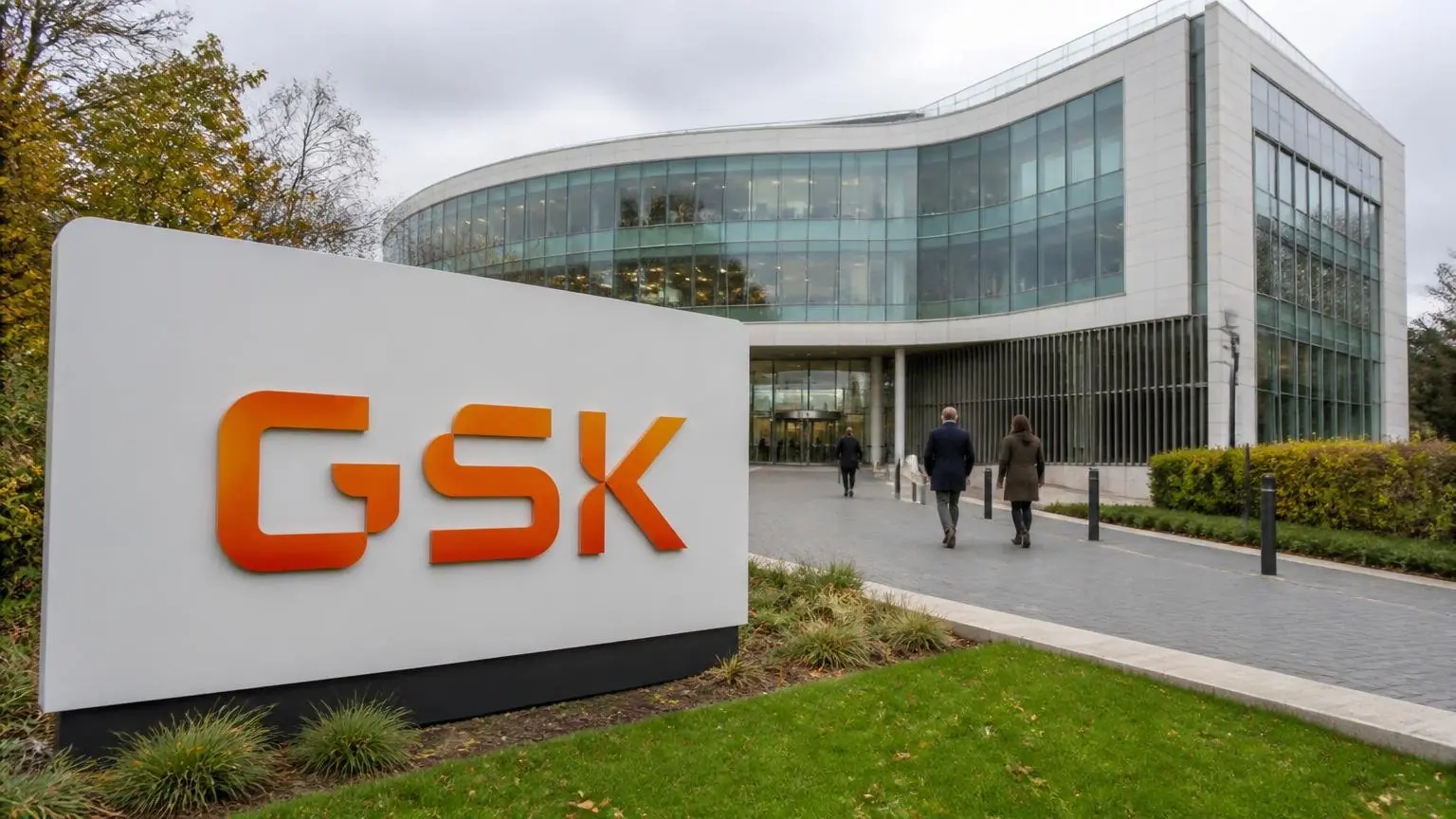Πινακίδα GSK έξω από σύγχρονες κτιριακές εγκαταστάσεις φαρμακευτικής εταιρείας στο Βέλγιο.