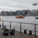 Συμβολική απεικόνιση επιχείρησης αναζήτησης στον Έλβα με διασώστες, σκάφη και αφημένα σύνεργα ψαρέματος