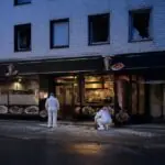 Συμβολική απεικόνιση αστυνομικής έρευνας έξω από κατάστημα ντονέρ στη Γερμανία μετά από έκρηξη.