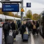Ταξιδιώτες σε σταθμό της Βαυαρίας με ICE και λεωφορεία αντικατάστασης δρομολογίων