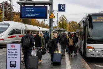 Ταξιδιώτες σε σταθμό της Βαυαρίας με ICE και λεωφορεία αντικατάστασης δρομολογίων