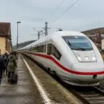 Συμβολική απεικόνιση γερμανικού τρένου ICE σε μικρό περιφερειακό σιδηροδρομικό σταθμό