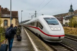 Συμβολική απεικόνιση γερμανικού τρένου ICE σε μικρό περιφερειακό σιδηροδρομικό σταθμό