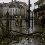 Ισχυροί άνεμοι και πεσμένα κλαδιά σε δρόμο των Βρυξελλών κατά την καταιγίδα Austen