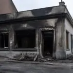 Συμβολική εικόνα κατεστραμμένης πρόσοψης πρώην ελληνικού εστιατορίου από πυρκαγιά στο Βέλγιο