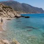 Ruhige Bucht mit türkisblauem Wasser und felsiger Küste auf der griechischen Insel Karpathos
