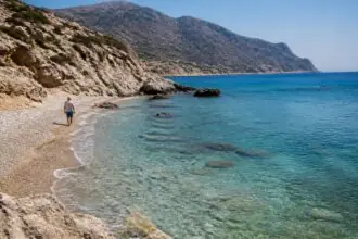 Ruhige Bucht mit türkisblauem Wasser und felsiger Küste auf der griechischen Insel Karpathos