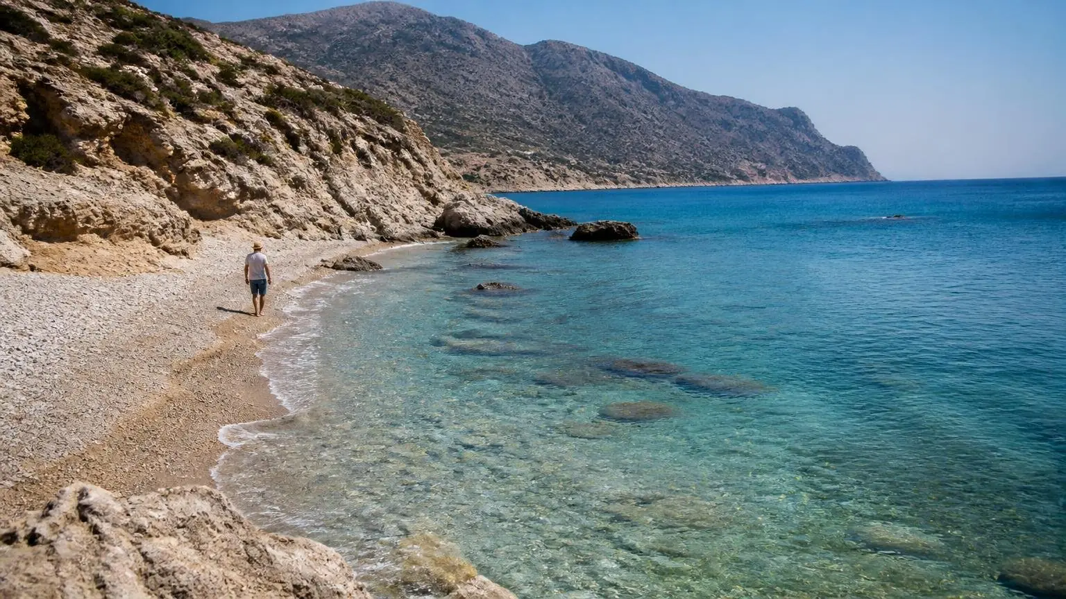 Ruhige Bucht mit türkisblauem Wasser und felsiger Küste auf der griechischen Insel Karpathos