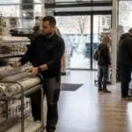 Εργαζόμενος τακτοποιεί προϊόντα σε κατάστημα ειδών ανακαίνισης στη Γερμανία