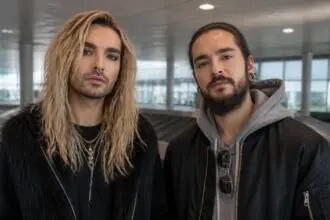 Οι Bill και Tom Kaulitz σε συμβολική απεικόνιση αεροδρομίου με άδειο ιμάντα αποσκευών