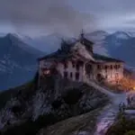 Συμβολική απεικόνιση πυρκαγιάς σε ιστορικό ορεινό κτίριο στις Βαυαρικές Άλπεις