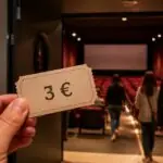 Symbolische Darstellung eines Kinotickets für drei Euro am Eingang eines Kinosaals