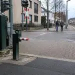 Συμβολική απεικόνιση πολύ μικρής μπάρας δίπλα σε σιδηροτροχιές σε αστική περιοχή της Κολωνίας
