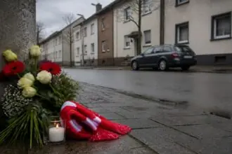 Συμβολική εικόνα με λουλούδια στη μνήμη νεαρού δίπλα σε δρόμο κατοικημένης περιοχής της Κολωνίας