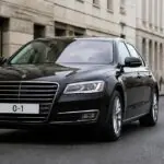 Συμβολική απεικόνιση μαύρου κρατικού αυτοκινήτου στη Γερμανία με ειδική πινακίδα 0-1