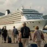 Συμβολική εικόνα κρουαζιερόπλοιου σε λιμάνι της Καμπότζης με ταξιδιώτες και αποσκευές