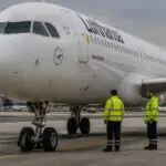 Συμβολική εικόνα αεροσκάφους της Lufthansa με φθαρμένο ελαστικό στο μπροστινό σύστημα προσγείωσης