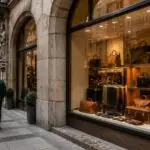 Συμβολική απεικόνιση καταστήματος δερμάτινων ειδών και αποσκευών σε εμπορικό δρόμο του Μονάχου
