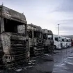 Καμένα φορτηγά σε συμβολική απεικόνιση εγκατάστασης επαγγελματικών οχημάτων στη Λειψία