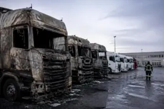 Καμένα φορτηγά σε συμβολική απεικόνιση εγκατάστασης επαγγελματικών οχημάτων στη Λειψία