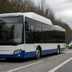 Συμβολική εικόνα αστικού λεωφορείου σε γερμανικό αυτοκινητόδρομο με αστυνομικά οχήματα στο βάθος