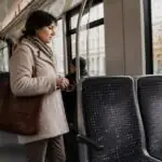 Γυναίκα στέκεται κοντά σε καθίσματα τραμ στο Λιντς της Αυστρίας, συμβολική εικόνα για καταγγελία επίθεσης