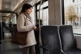 Γυναίκα στέκεται κοντά σε καθίσματα τραμ στο Λιντς της Αυστρίας, συμβολική εικόνα για καταγγελία επίθεσης