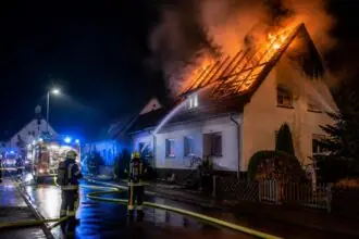 Πυροσβέστες επιχειρούν σε νυχτερινή πυρκαγιά που έχει εκδηλωθεί στη στέγη μονοκατοικίας στη Γερμανία
