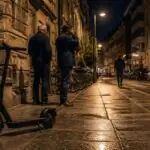Συμβολική νυχτερινή σκηνή με ηλεκτρικό πατίνι και πεζούς σε δρόμο του Μάνχαϊμ