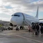 Επιβατικό αεροσκάφος και προσωπικό εδάφους σε περιφερειακό αεροδρόμιο της Γερμανίας, συμβολική εικόνα για το χειμερινό πρόγραμμα του Μέμινγκεν