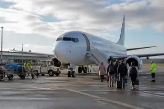 Επιβατικό αεροσκάφος και προσωπικό εδάφους σε περιφερειακό αεροδρόμιο της Γερμανίας, συμβολική εικόνα για το χειμερινό πρόγραμμα του Μέμινγκεν
