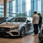 Αυτοκίνητα Mercedes-Benz σε σύγχρονη έκθεση στην Κίνα με επισκέπτες που εξετάζουν τα οχήματα