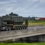 Βαρύ στρατιωτικό όχημα σε πλατφόρμα μεταφοράς πάνω σε οδική γέφυρα στην Ολλανδία.