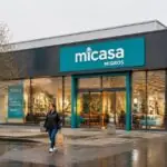 Συμβολική εικόνα καταστήματος επίπλων Micasa στην Ελβετία με πελάτες έξω από την είσοδο
