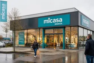 Συμβολική εικόνα καταστήματος επίπλων Micasa στην Ελβετία με πελάτες έξω από την είσοδο