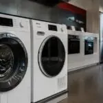 Πλυντήρια και στεγνωτήρια Miele σε χώρο παρουσίασης οικιακών συσκευών.