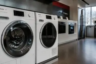 Πλυντήρια και στεγνωτήρια Miele σε χώρο παρουσίασης οικιακών συσκευών.