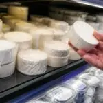 Συμβολική εικόνα με μικρά τυριά μπρι σε ψυγείο καταστήματος στη Γερμανία