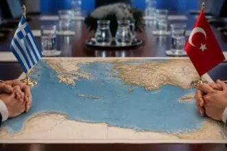 Symbolbild mit Mittelmeerkarte sowie griechischer und türkischer Flagge auf einem Konferenztisch